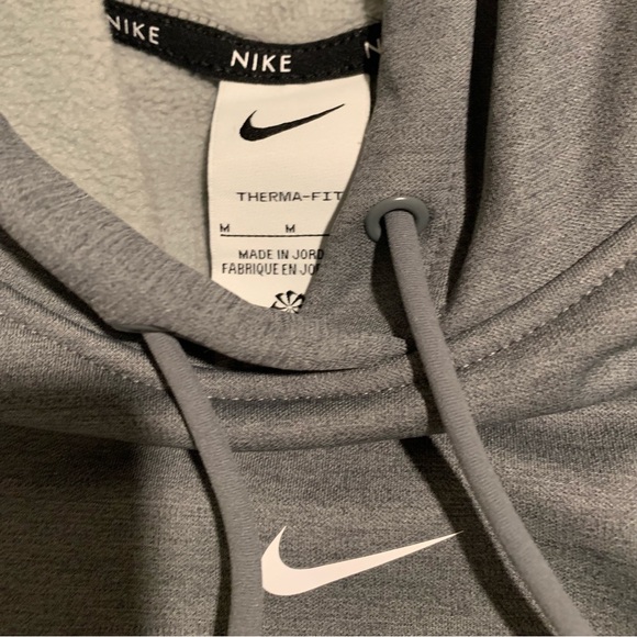 NIKE Thermafit crop hoodie. Size medium with thumb holes and pockets - Picture 2 of 3